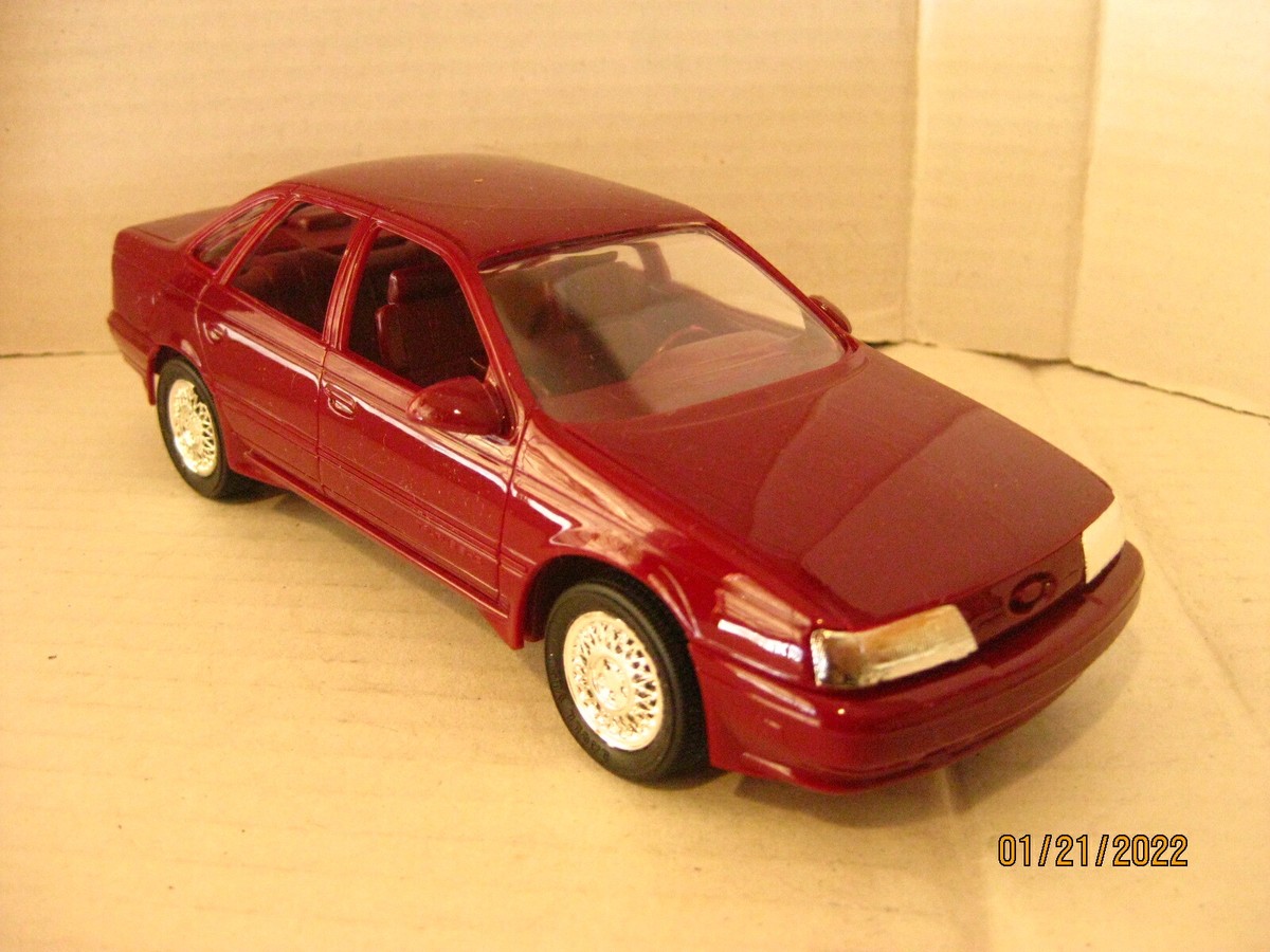 ミニカー Ford Taurus and Tool Box #13 2013 FORD POLICE INTERCEPTOR UNMARKED WHITE BUILDER'S KIT 1