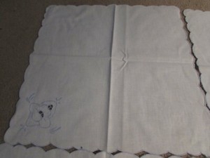 Set of 4 Vintage Cloth Napkins Scallop Edges Blue Trim Flower Design
