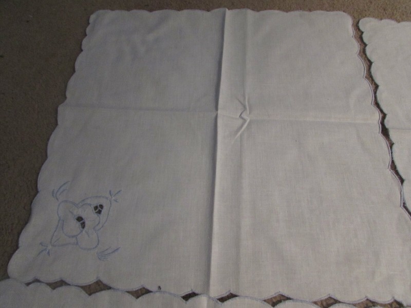 Set of 4 Vintage Cloth Napkins Scallop Edges Blue Trim Flower Design