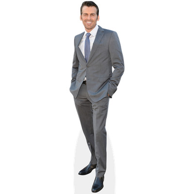 Oded Fehr (grauer Anzug) lebensgroßer Ausschnitt