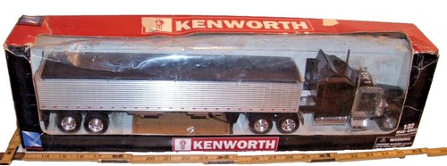 KENWORTH W900 FLATBED BLUE W/ FARM TRACTOR RED 1/32 DIECAST BY NEW