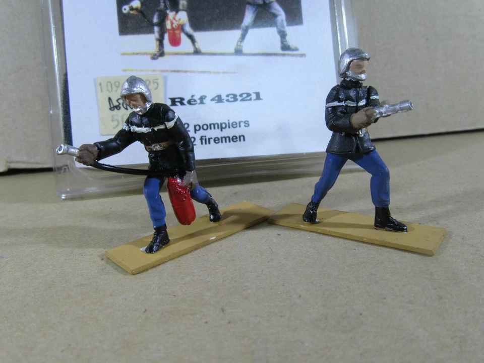 824S Rare Asgard 4321 France 2 Pompiers Extincteur + Lance Figurine H 4 cm Boite - Photo 2/4
