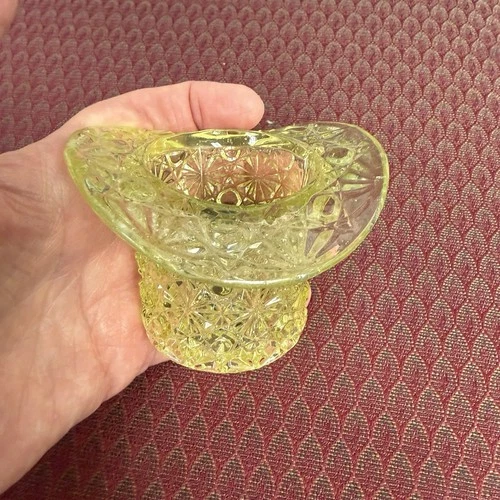 Fenton Uranium glass daisey and button design top hat