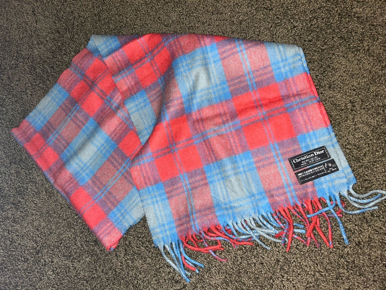 Foulard vintage Christian Dior Monsieur à carreaux 54” x 12” 100% laine d’agneau franges rouge/bleu