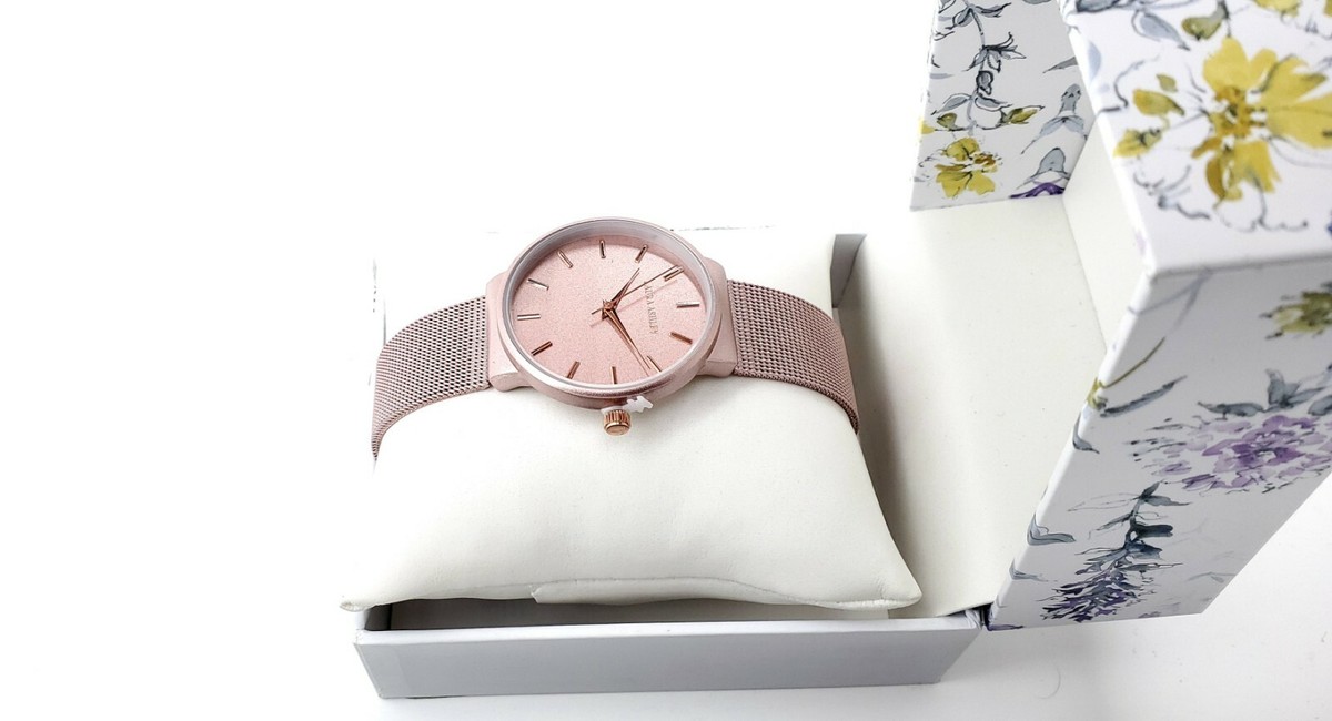 Laura Ashley Ladies display picture 1