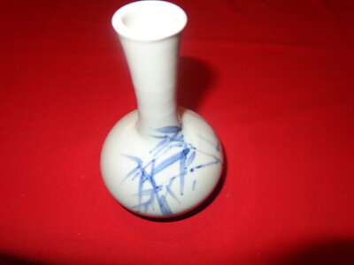 VINTAGE HAND PAINTED VASE FROM SEOUL KOREA CERAMIC -WHITE WITH BLUE DESIGN # 532