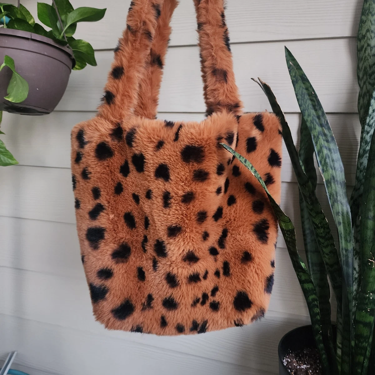 Adorable olivaceous furry Cheetah Print Medium Tote bag
