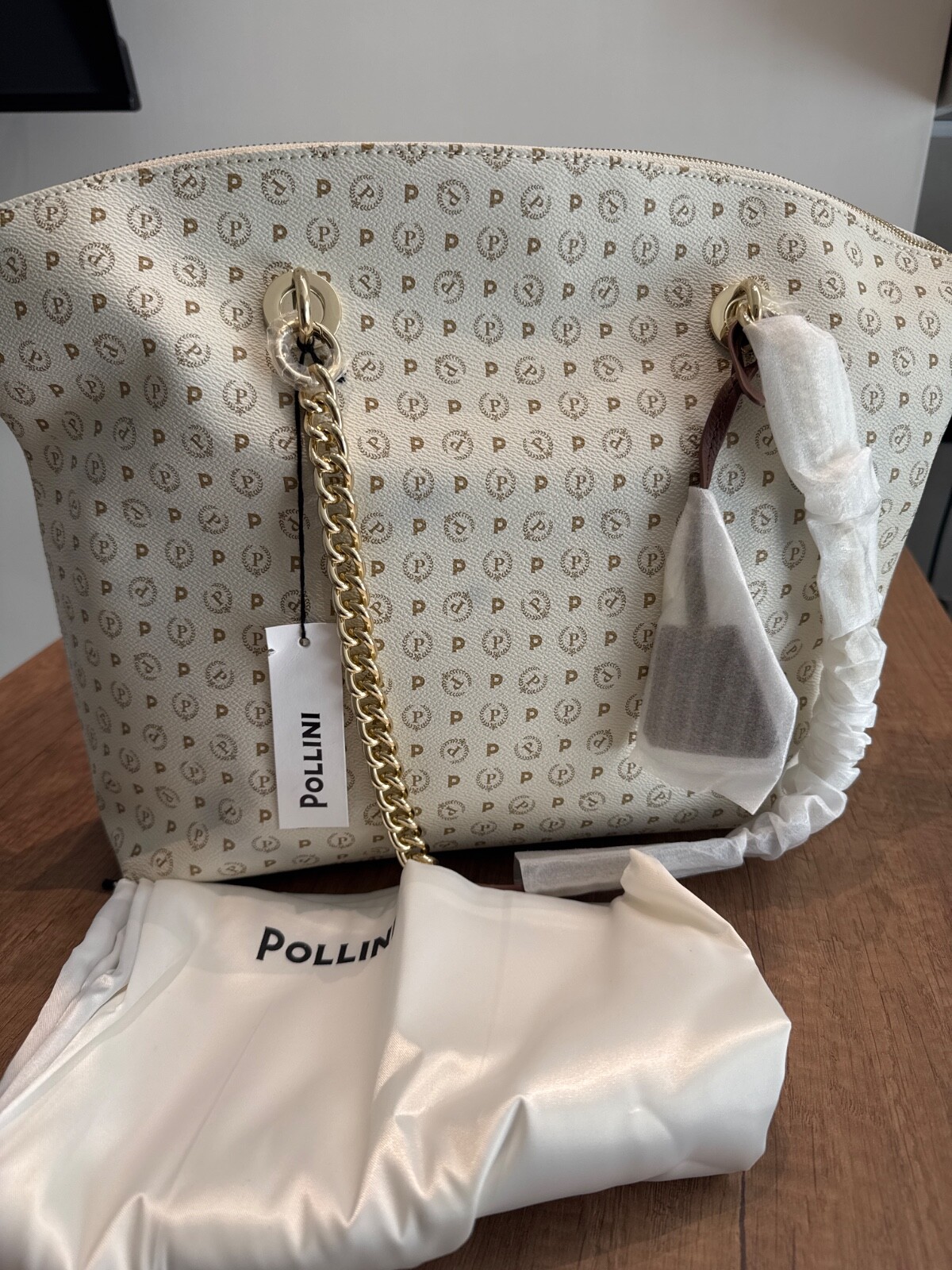 shopper Pollini nuova , presenta piccolo difetto di colore di fabbrica ,