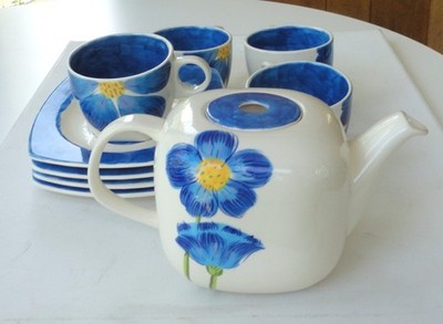 Hues N Brews Modern Pop Art Teapot Lid 4 Cups 4 Saucers Blue Flower Herman Dodge