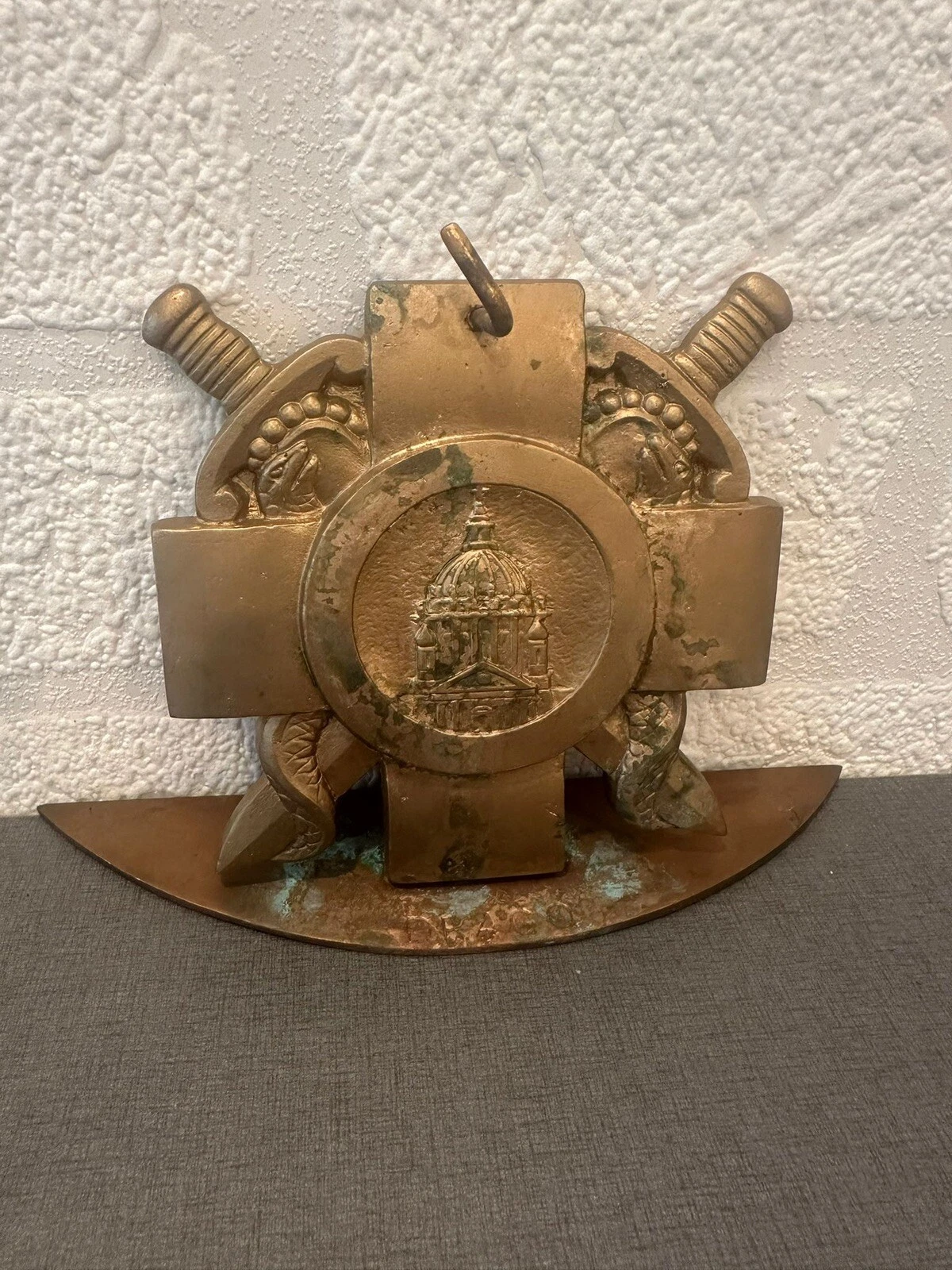 Médaille Plaque Présentoir Salamandres Église ? Cathédrale ? À Identifier Drago