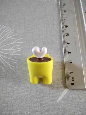 figurine AMONG US - tomy  - innersloth  TOIKIDO - jaune en os