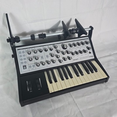 Moog Sub Phatty 25-Key Paraphonic Analog Keyboard Synthesizer - White Black