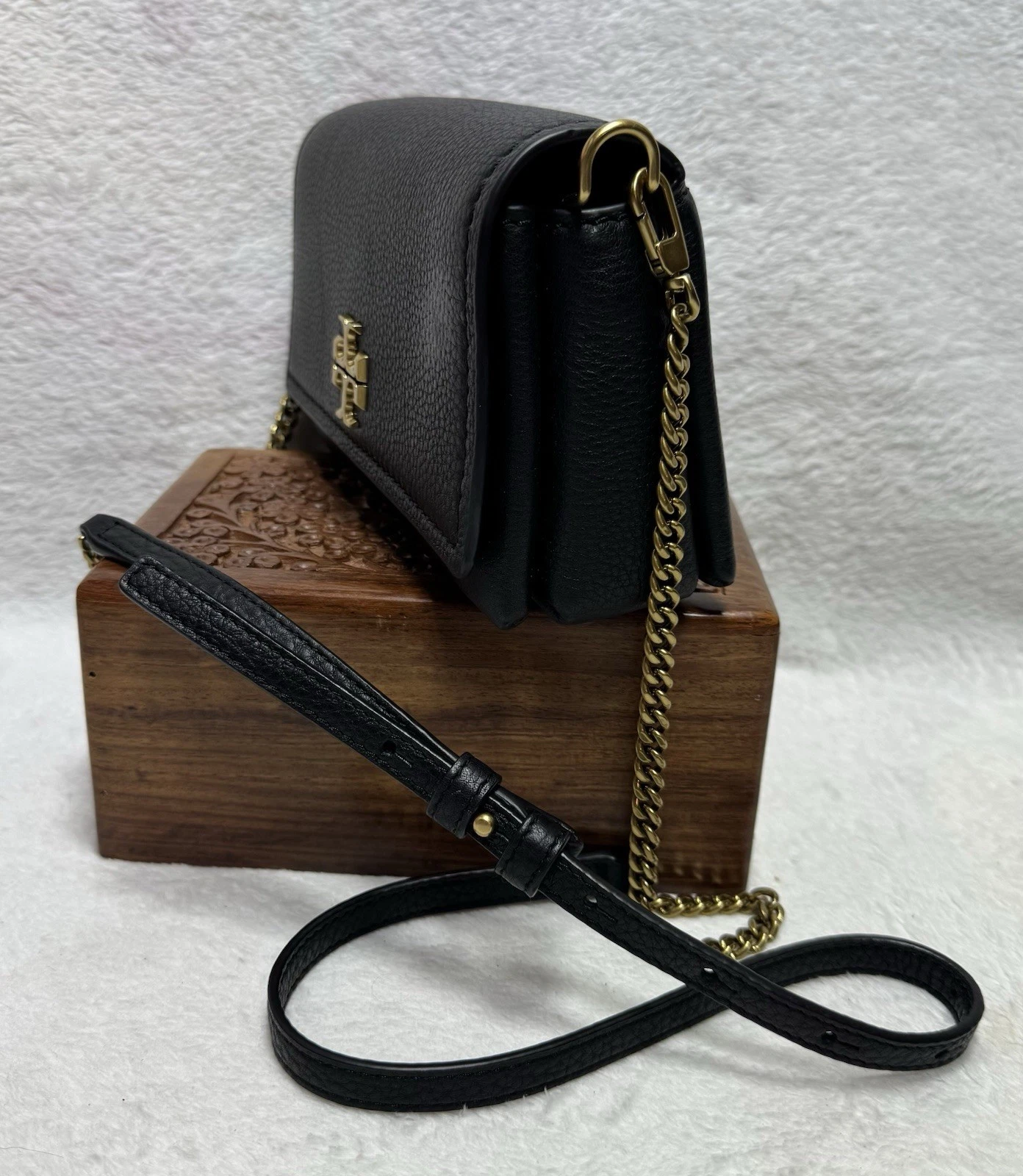 Borsa a tracolla Tory Burch Thea pieghevole in pelle nera oro ottone hardware usata in ottime condizioni