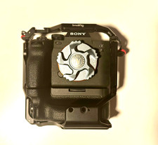 Neu Sony Alpha a7 IV  ILCE-7M4  mit Batteriegriff + smallrig cage