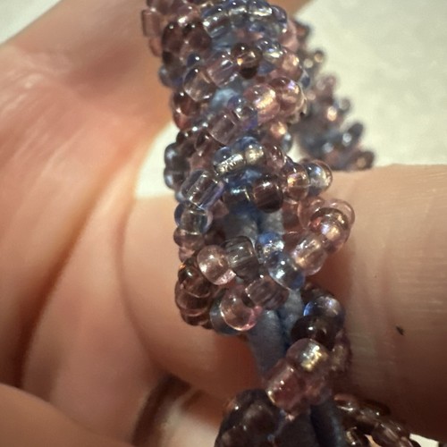 Perlen Twist Haargummi - lila Perlen mit blauem dehnbarem Haargummi innen - Bild 11 von 15