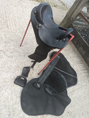 Pferdesattel - 16'' schwarzer Trailmastersattel inkl. Umfang und Pads.