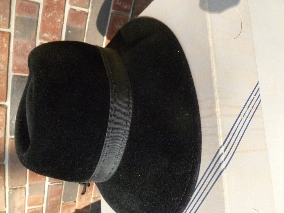 SOMBRERO CLOCHE de lana años 20--tiene caja original en excelente estado, verdaderamente vintage Foto 2 de 4