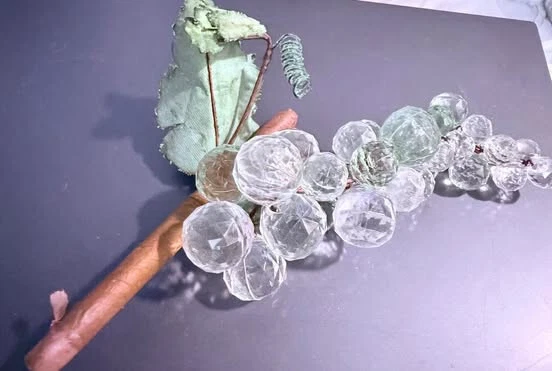 Aglomerado de uvas vintage acrílico MCM transparente com haste - aproximadamente 5 1/2” - Imagem 2 de 4