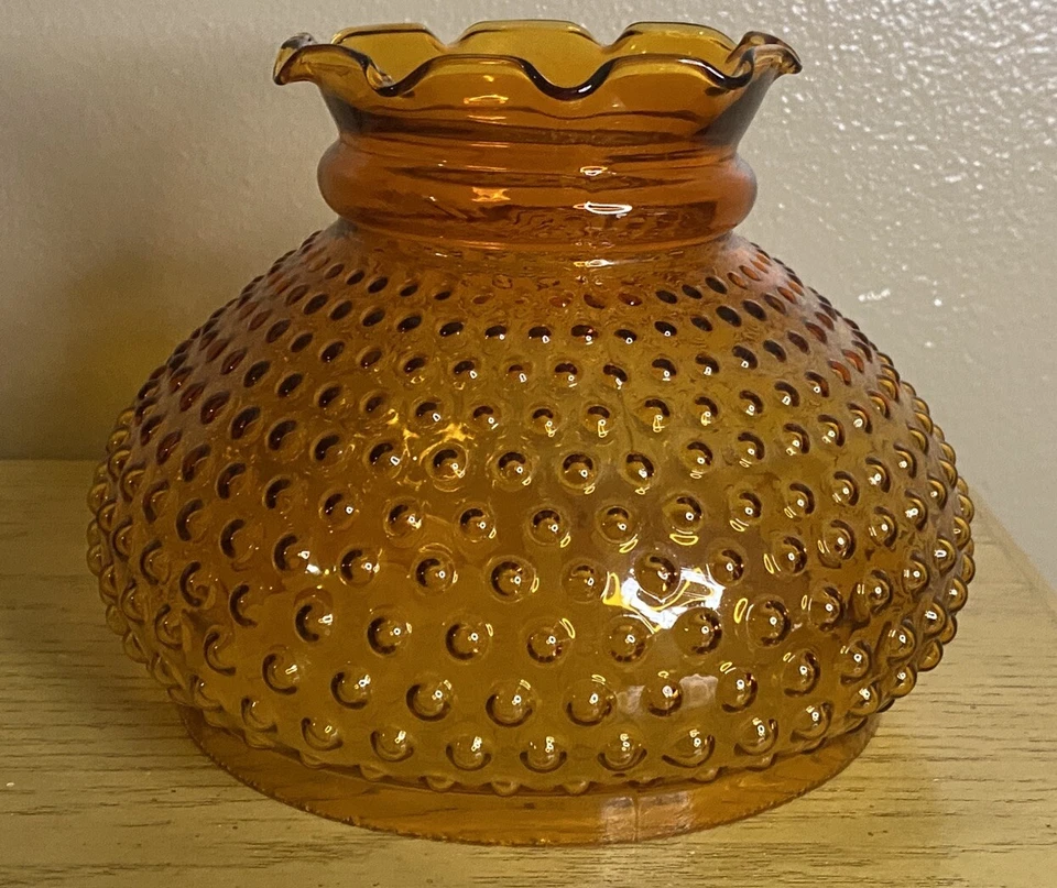 Brazo oscilante de hierro fundido recuperado de colección para lámpara de aceite con globo ámbar sin soporte de pared Foto 2 de 4