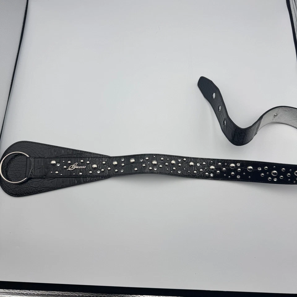 Cinturón negro Guess para mujer con tachuelas acento plateado cintura accesorio de moda Foto 2 de 4