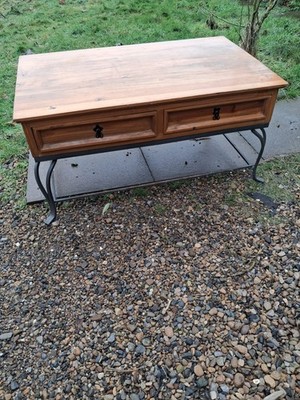 Großer schwerer Couchtisch aus Schmiedeeisen und Holz, Mitte des Raumes 1 4 Schubladen 