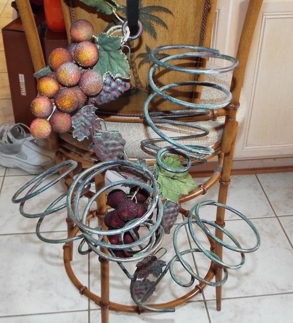 WONDERFUL SPIRAL METAL HANGING UPSIDE DOWN WINE BOTTLE HOLDER. HOLDS 6