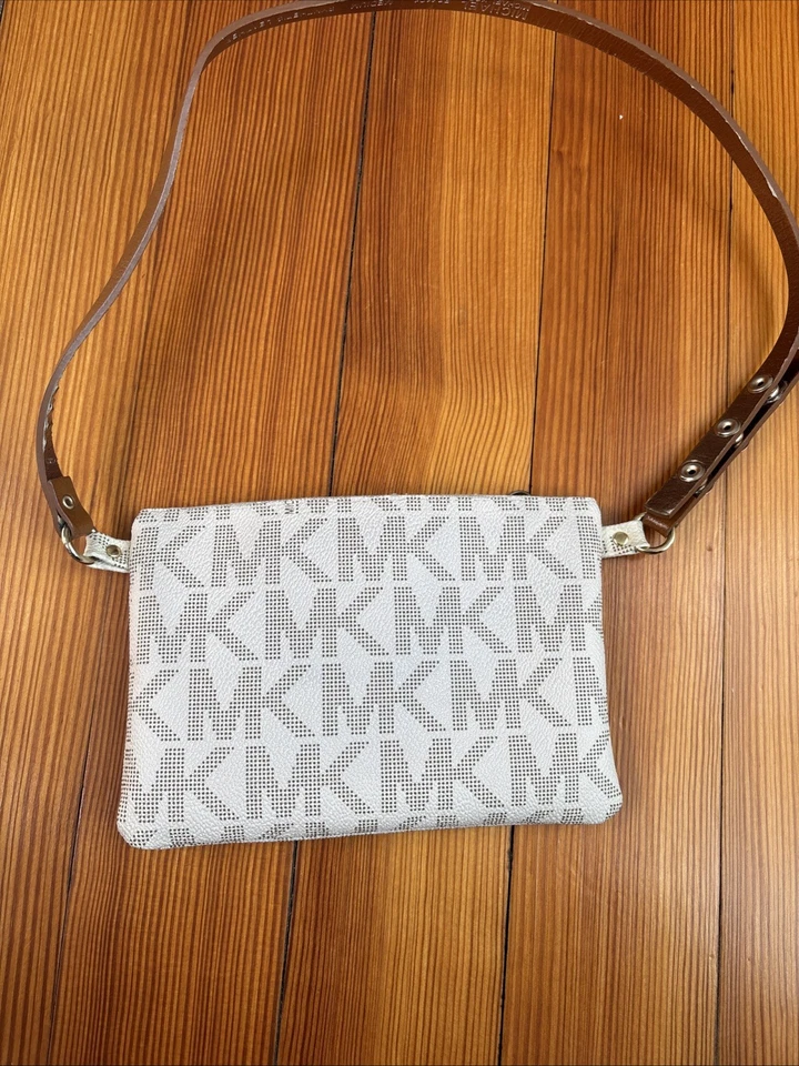 Riñonera Michael Kors Belt Bag blanca y dorada Foto 4 de 4