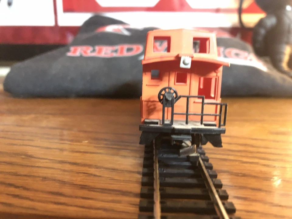 HO Scale Bachman Pennsylvania Railroad Caboose  - Image 4 of 4