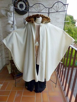 SALE 5570 East5th Cape, Weiß Fleece ONE SIZE Raubtier Kapuze