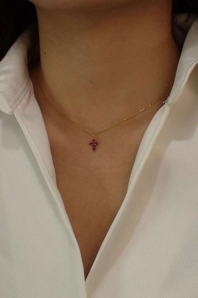 Collar Colgante Cruz Pequeña Simulado Rubí Rosa Redondo 1Ct Chapado en Oro Amarillo 14k Foto 3 de 4