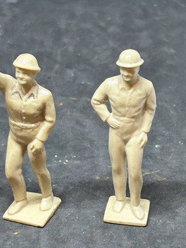 Six Vintage Unpainted Toy Soldiers - Picture 5 of 7
