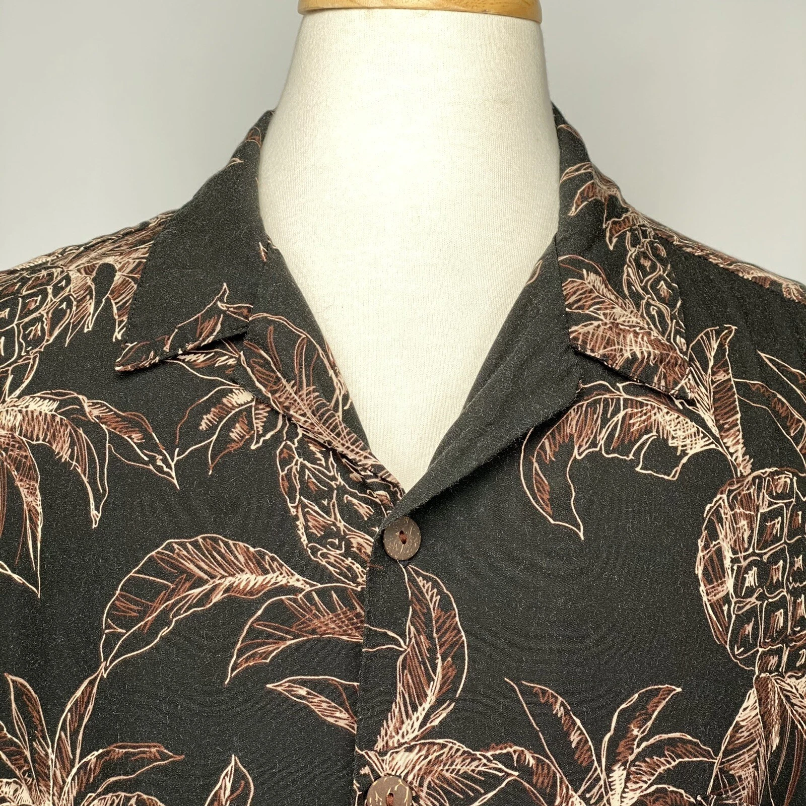 Hilo Hattie Black Rayon Pineapple Aloha Shirt Button Front XL 52" Chest