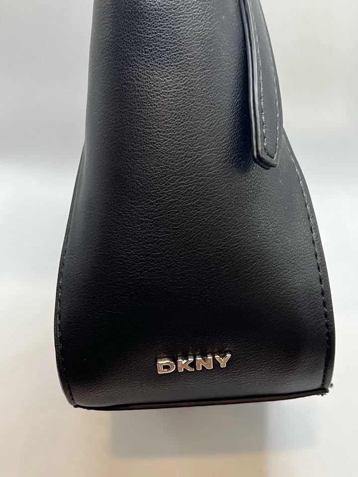 Mini Bandolera DKNY Miren Negra - Precio de venta sugerido por el fabricante $148 - ¡Nueva con etiquetas! Foto 4 de 4
