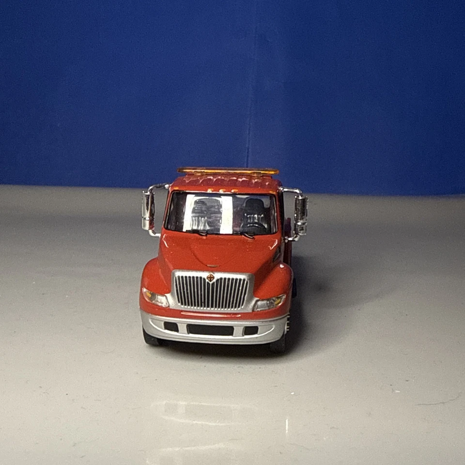Greenlight 1:64 International Durastar Custom Los Angeles Fire Tow Truck - Image 2 of 4