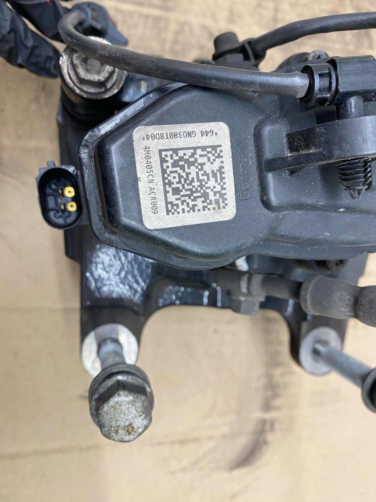 2015-2020 BENTLEY BENTAYGA OEM REAR LEFT BRAKE CALIPER W/ ACTUATOR BLACK *109K*