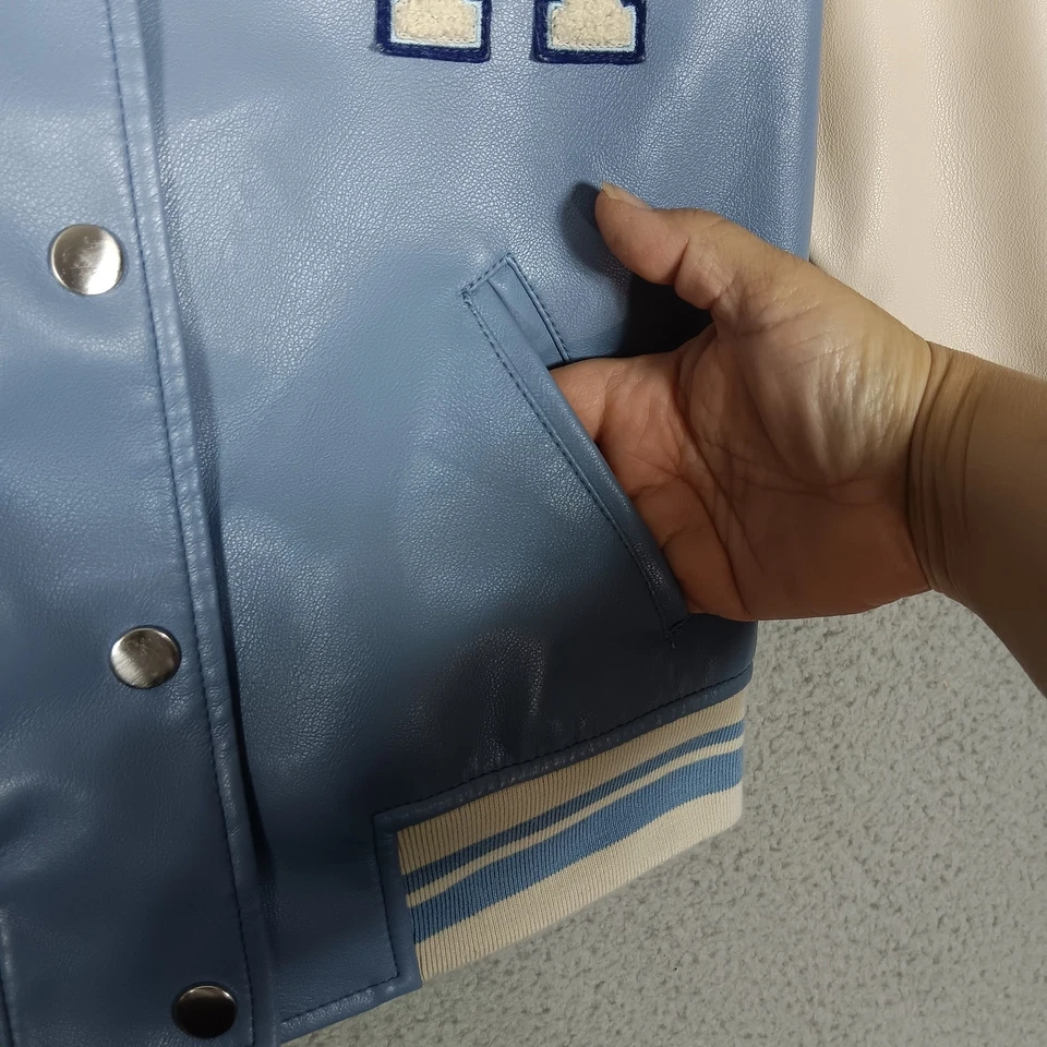 Chaqueta Bomber Universitaria Zara Imitación Cuero Niños Talla 7 Azul Claro y Blanco Foto 3 de 4
