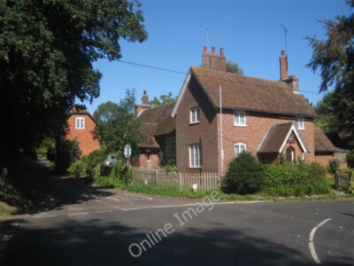 Foto 6x4 Haus in Westwell Westwell\/TQ9847 sitzend auf einer 90� Kurve gegenüber c2009