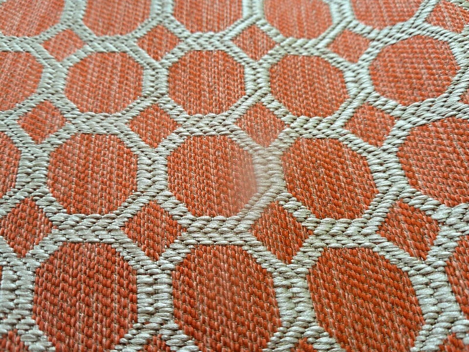 Tecidos de prateleira geométricos pequenos Dax Coral treliça/trellis jacquard por jarda - Imagem 2 de 4