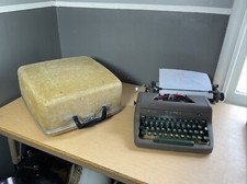 Royal Quiet De Luxe (Deluxe) Manual Typewriter with Carrying Case working thumbnail