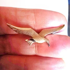 Retro Minimalist Gold Flying Seagull Brooch Coastal Nautical Sea Bird Pin MCM