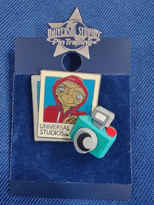 RARE E.T. EXTRA TERRESTRIAL WITH CAMERA UNIVERSAL STUDIOS LAPEL PIN
