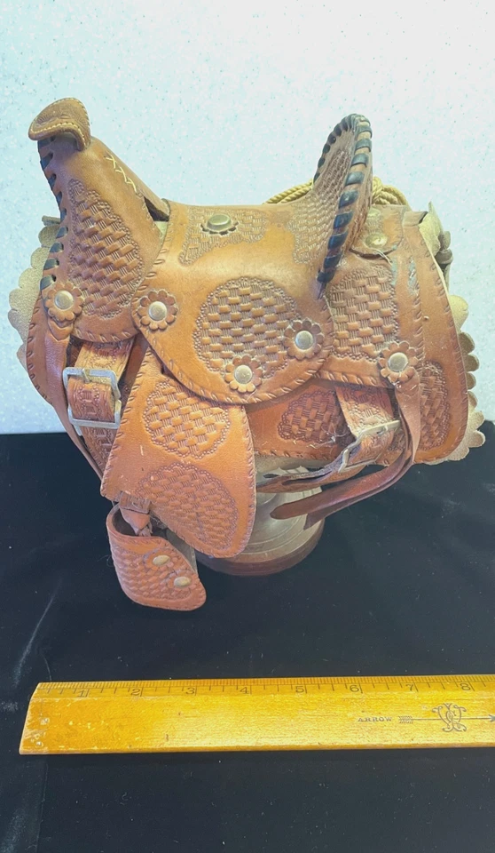 Sillín de cuero de colección Pugsley Brasil Salesman muestra con soporte de madera muy bueno 9" Foto 3 de 4