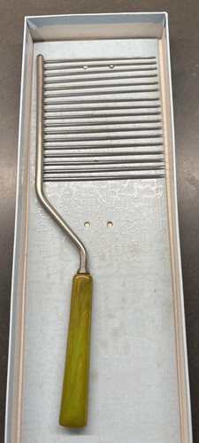 Trancheuse à gâteaux vintage vert/jaune/marron tourbillon manche bakélite broches métal - Photo 4/6