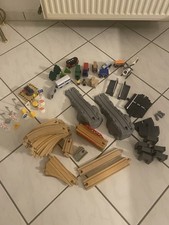 Holzeisenbahn Konvolut mit Schienen, Zügen, Figuren Usw