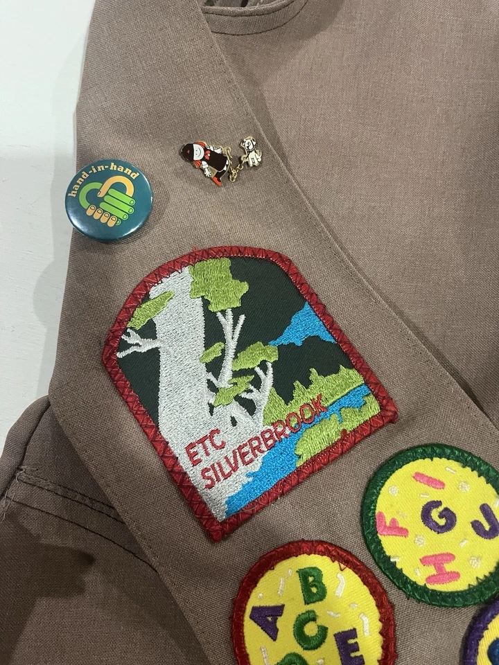 Винтажный пояс для девочек-скаутов Milwaukee с множеством нашивок, кнопкой и булавкой - Изображение 4 из 4