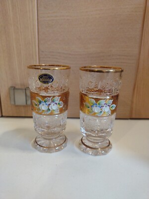 KRYF Böhmen Tschechien zwei vergoldete geschliffene Glasvasen mit erhabenen Emaille Blumen