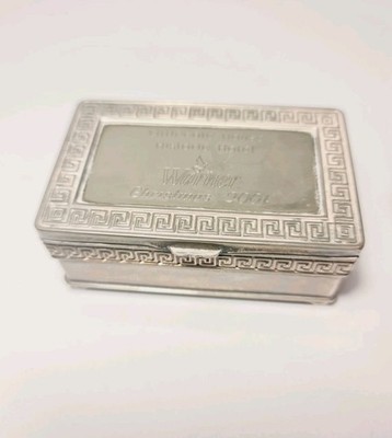 Vintage Schmuckschatulle aus silberfarbenem Metall mit Fuß und griechischem Design & rotem Leinen