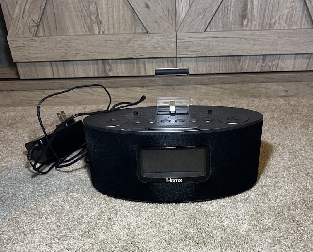 iHome iDL46 Dual Alarm FM Clock Radio Charging Dock Apple iPod iPad iPhone