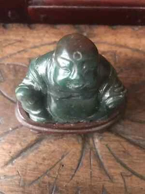 ANCIENNE BELLE STATUETTE BOUDHA JADE NUMÉROTÉE 4 - Hauteur 5,5 cm SOCLE EN BOIS - Photo 1/4