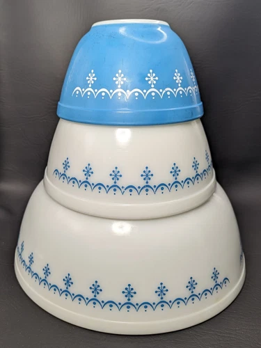 Vintage PYREX Snowflake Blue & White Garland Cinderella Mixing Nesting Bowl Set